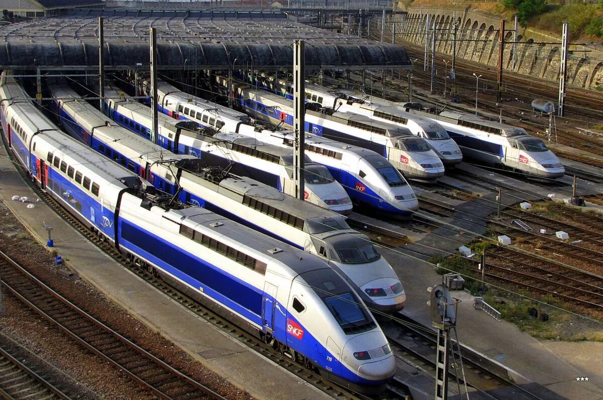 Скоростной поезд TGV Франция. Французские скоростные поезда TGV. Французский поезд TGV. ТЖВ Франция. French train