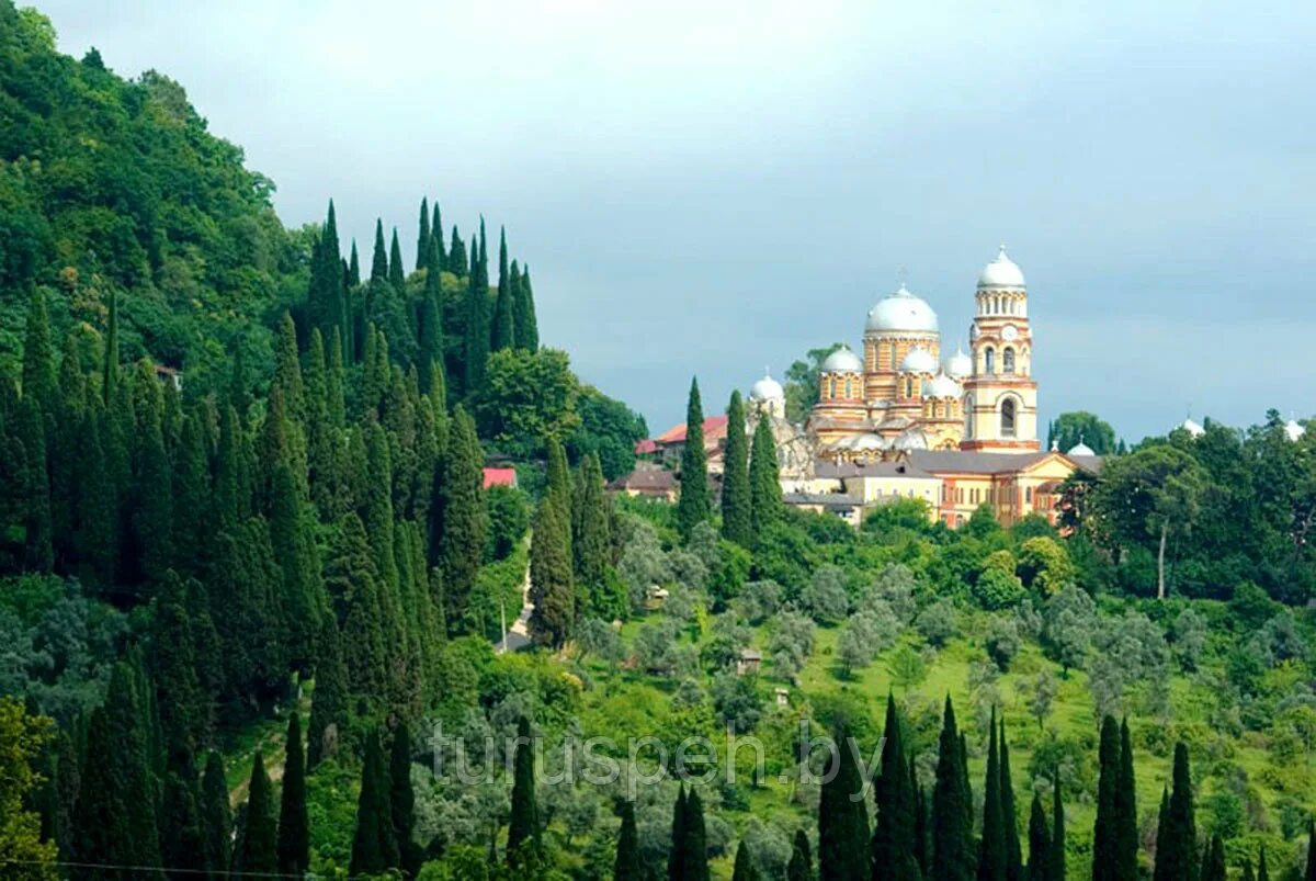 Что есть в абхазии. Абхазия достопримечательности новоафонский монастырь. Рицинский заповедник абхазия. Курорты абхазии гагры. Черное море абхазия пицунда.