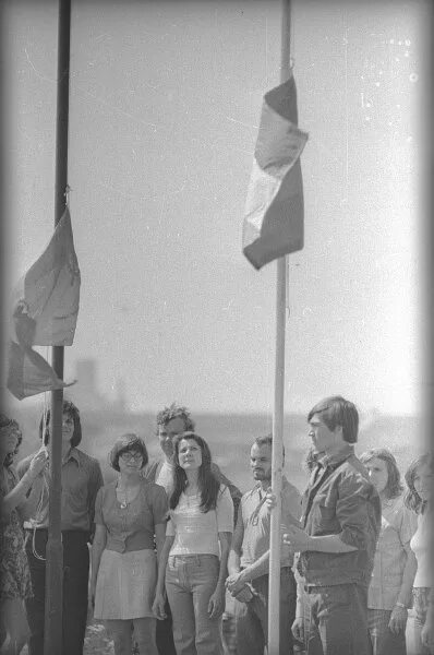 Поднятие флага в лагере. Пионеры поднимают флаг. Советские пионеры поднимают флаг. Детские организации в СССР.