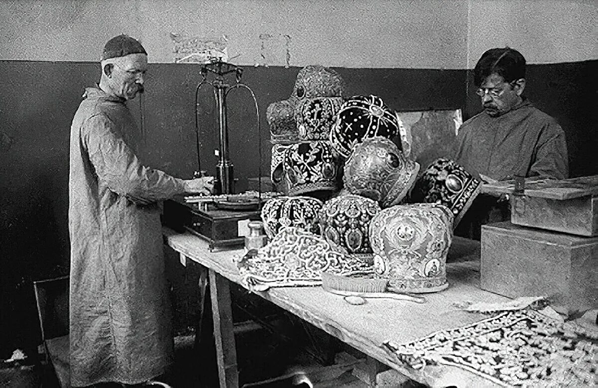 Процессы изъятия церковных. 1922 год изъятие церковных ценностей. изъятие церковных ценностей в россии в 1922 г. опись изъятых церковных ценностей 1922. конфискация церковных ценностей 1922.