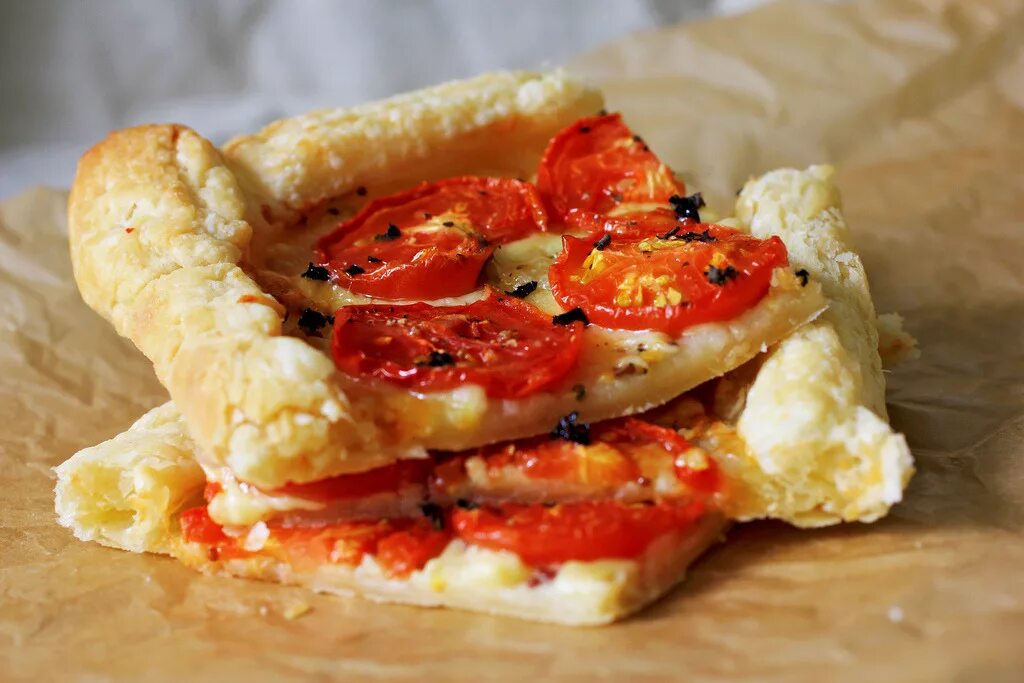тарт с томатами. пирог с рикоттой и томатами. слоеные помидоры. пицца с пепперони и моцареллой. слоеные помидоры.