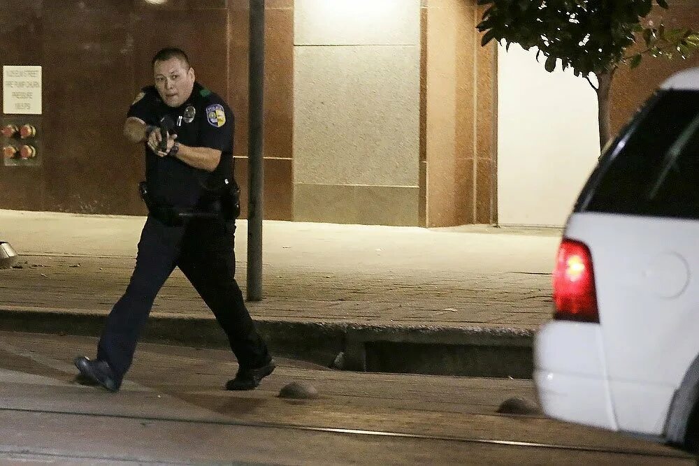 Стрельба в полиции. Полиция сша стрельба на поражение. полицейский с пистолетом.