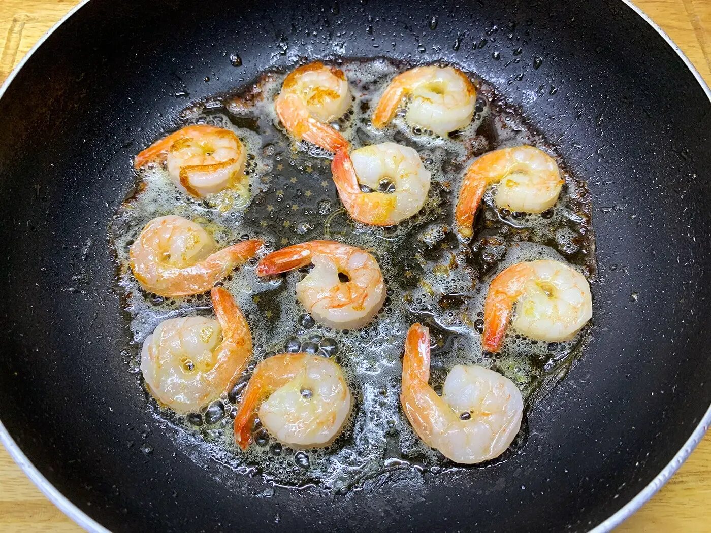 Креветки на сковороде со сливочным маслом. Креветки жареные в панцире. Креветки в чесночном соусе. Королевские креветки поджаренные. Креветки в сливочно-чесночном соусе.