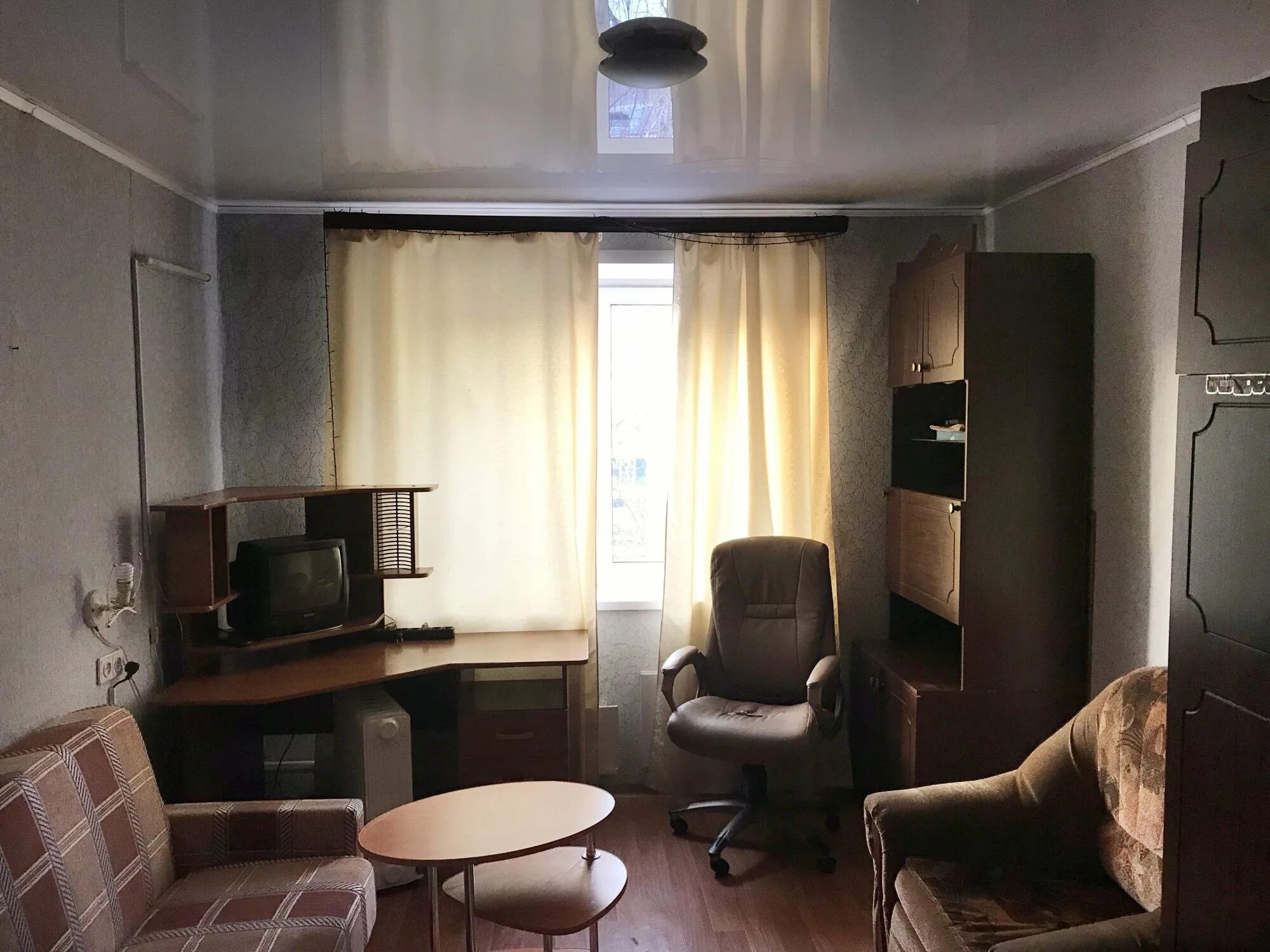 Комнаты в общежитии ульяновск. Комната в общежитии. Квартира в общежитии. Комната в общежитии для семьи. Евроремонт в общежитии.