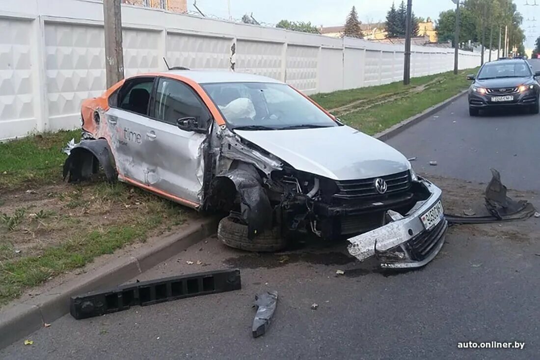 Виновник каршеринг. Hyundai каршеринг. Машина на улице. Каршеринг в санкт-петербурге. Виновник каршеринг.