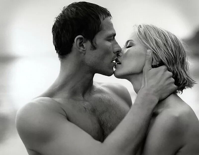 чувственный поцелуй. отношения любовный треугольник. кэтрин зета джонс и джордж клун. пары в ресторане. фотосессия с несколькими мужчинами.