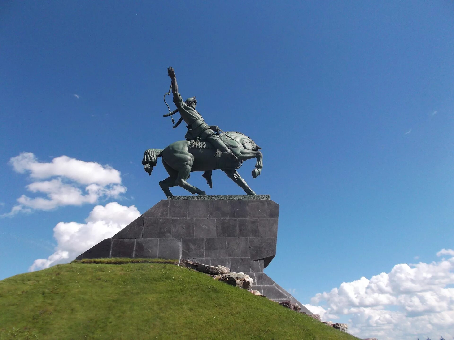 Салават юлаев как доехать. Салават юлаев памятник в уфе. салават юлаев статуя. памятник салавату юлаеву. салават юлаев достопримечательности.