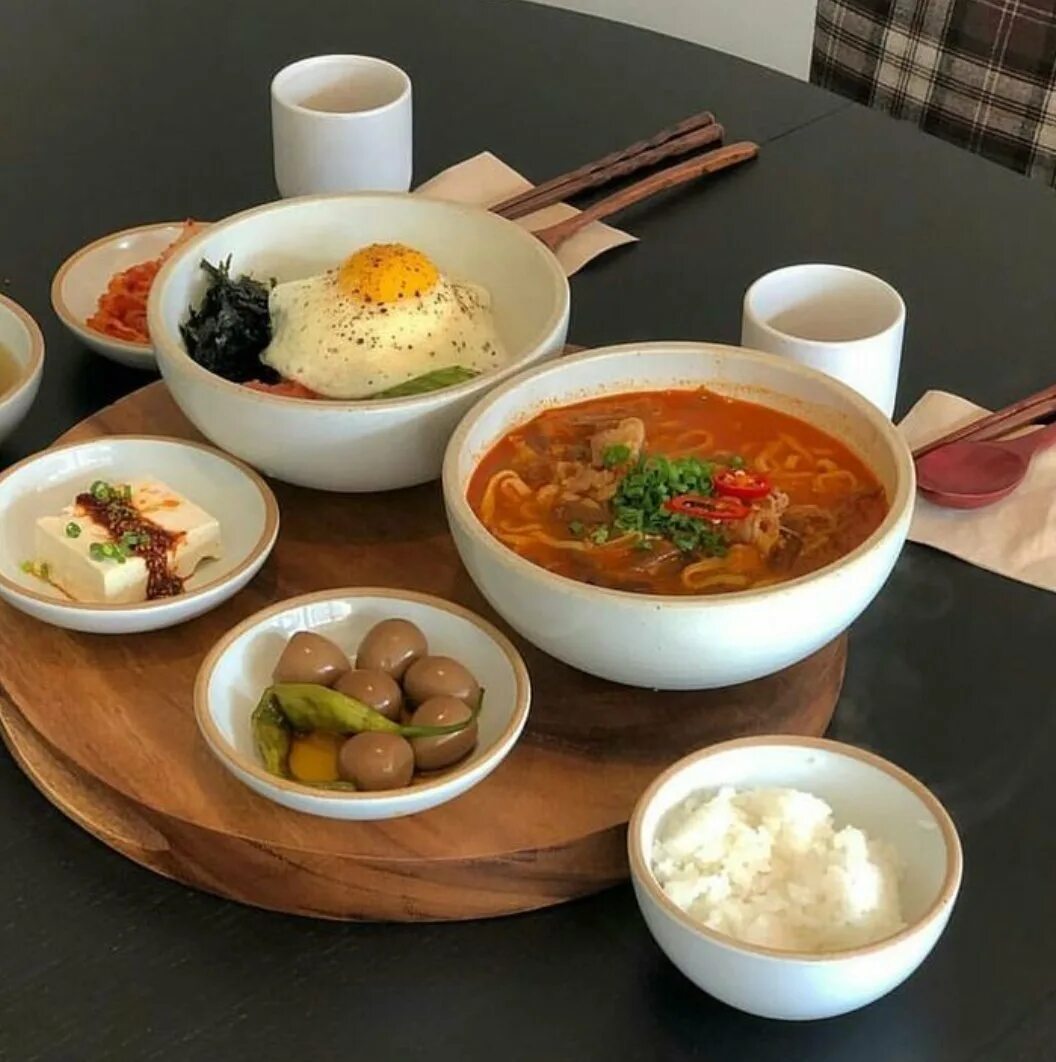 Корейский ужин. Корейская еда. Корейски завтрак. Завтрак в Корее. Завтрак в азиатском стиле.