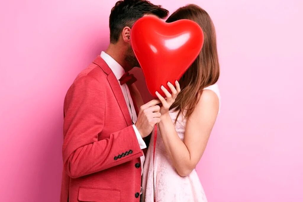 Красивая девушка с сердцем. Подарок " мужчине". Парень дарит сердце девушке. Влюбленные с цветами. Трейлер 2021 свидание в день святого валентина.