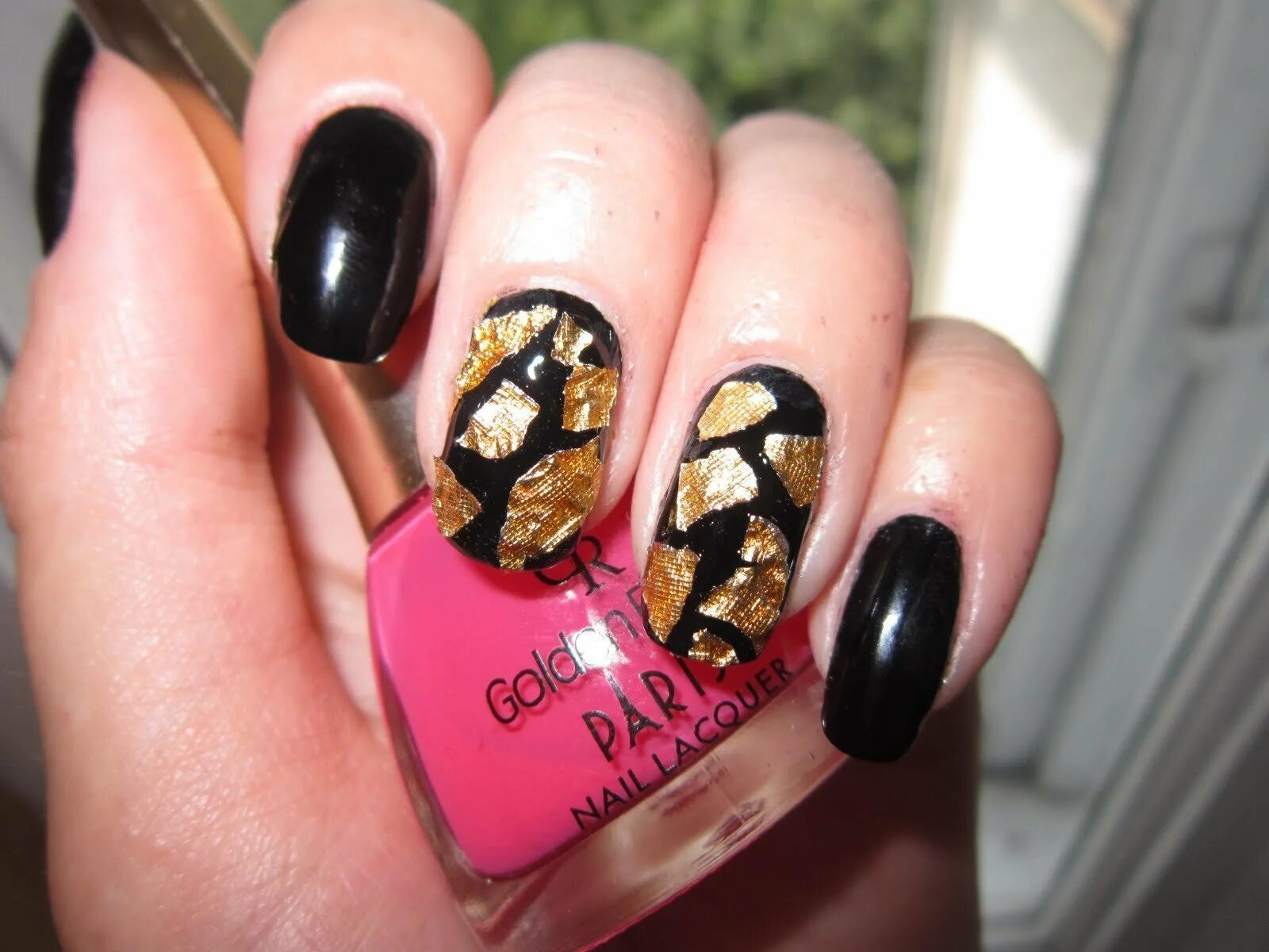 чёрный маникюр с фольгой. омаровый маникюр с фольгой. черно-золотой маникюр. маникюр чёрный с золотом. черный лак с золотой фольгой.