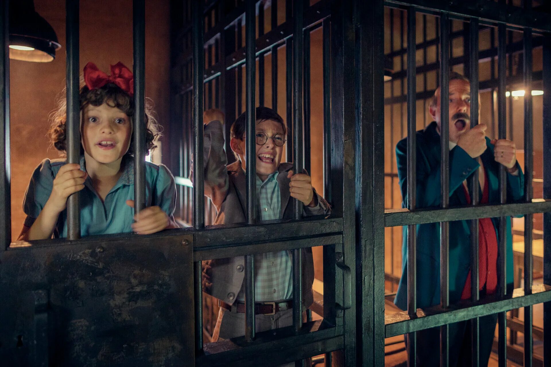 Приключение на шоколадной фабрике трейлер еви. Приключение фабрика. Приключение фабрика. Фабрика приключений. Приключение фабрика.