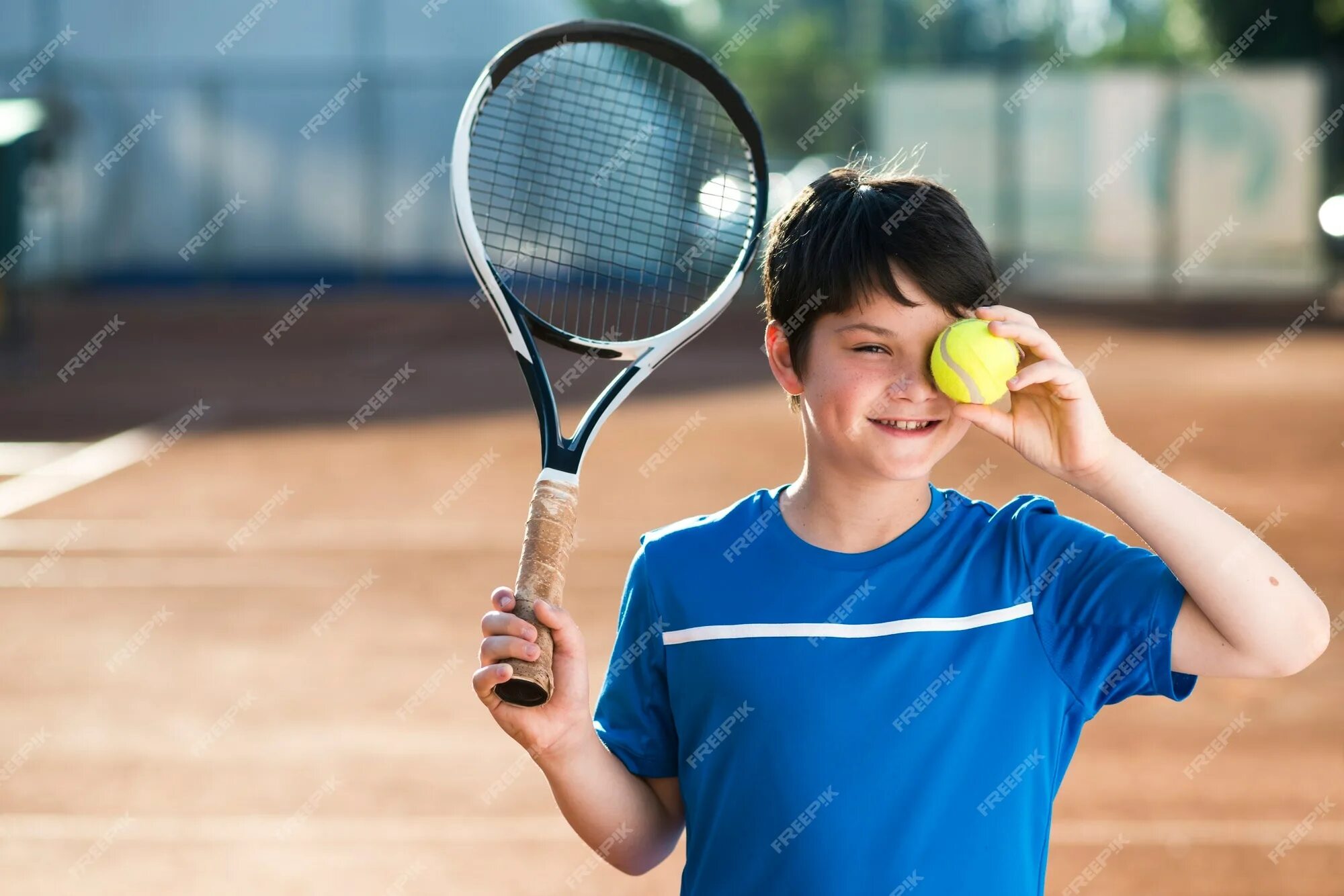 Мяч для тенниса. Теннис дети. Ребенок с теннисным мячом. Парень с теннисными ракетками и мячом. I can play tennis