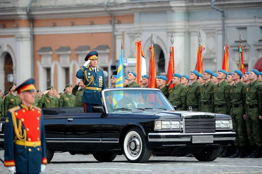 Руководил парадом