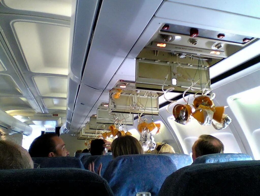 Дыра в корпусе самолета. Салон самолета. Самолет с дырой в фюзеляже. Боинг разгерметизация. Полет на самолете.