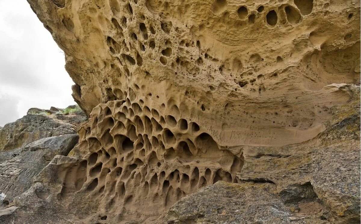 Пещера в горах. Загадка стоит гора а в ней дыра. Загадка стоит гора а в ней дыра. Эски кермен крым. Загадка стоит гора а в ней дыра прохода нет какой ответ.