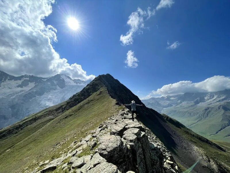 Восхождение на гору. Вершина горы. Эверест гора восхождение. К2 чогори. Первый на вершине.