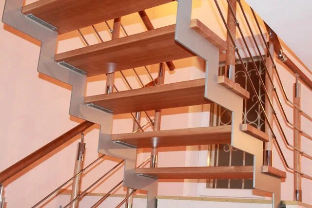 Лестница змейкой. Лестница из металлического листа. Металлокаркас для лестницы из листа. Лестница из листового металла. Металлокаркас лестницы из листового металла.