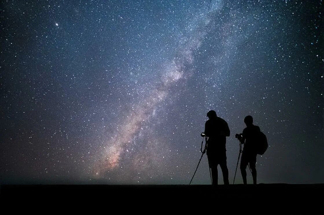 Какими мы видим звезды. Человек наблюдает за звездами. Наблюдение за звездами. Погоня за звездами. Наблюдая за звездами, человек.