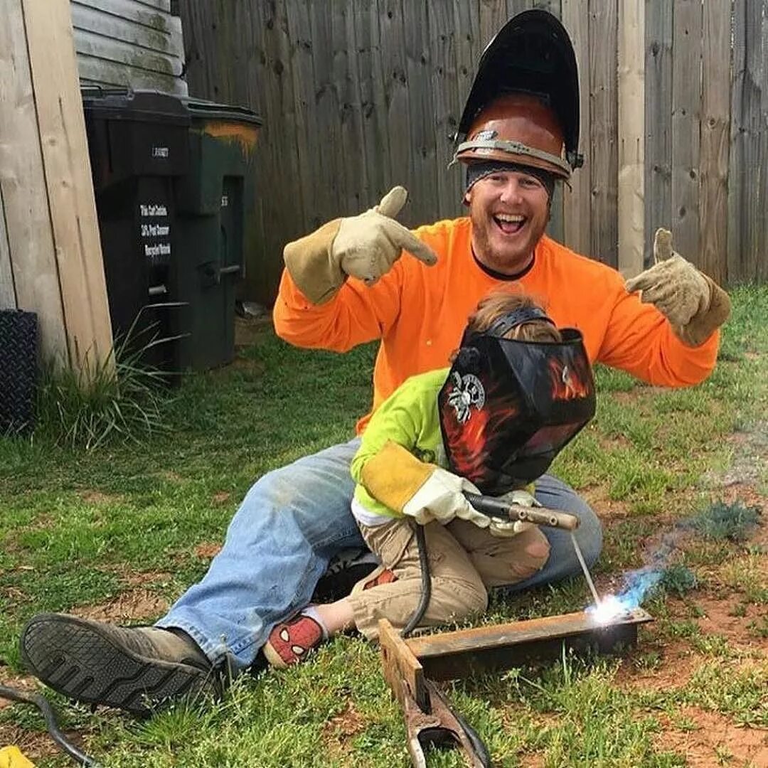 Прикольная сварка. Смешной сварщик. Смешной сварщик. Сварщик приколы. Сварщик приколы.