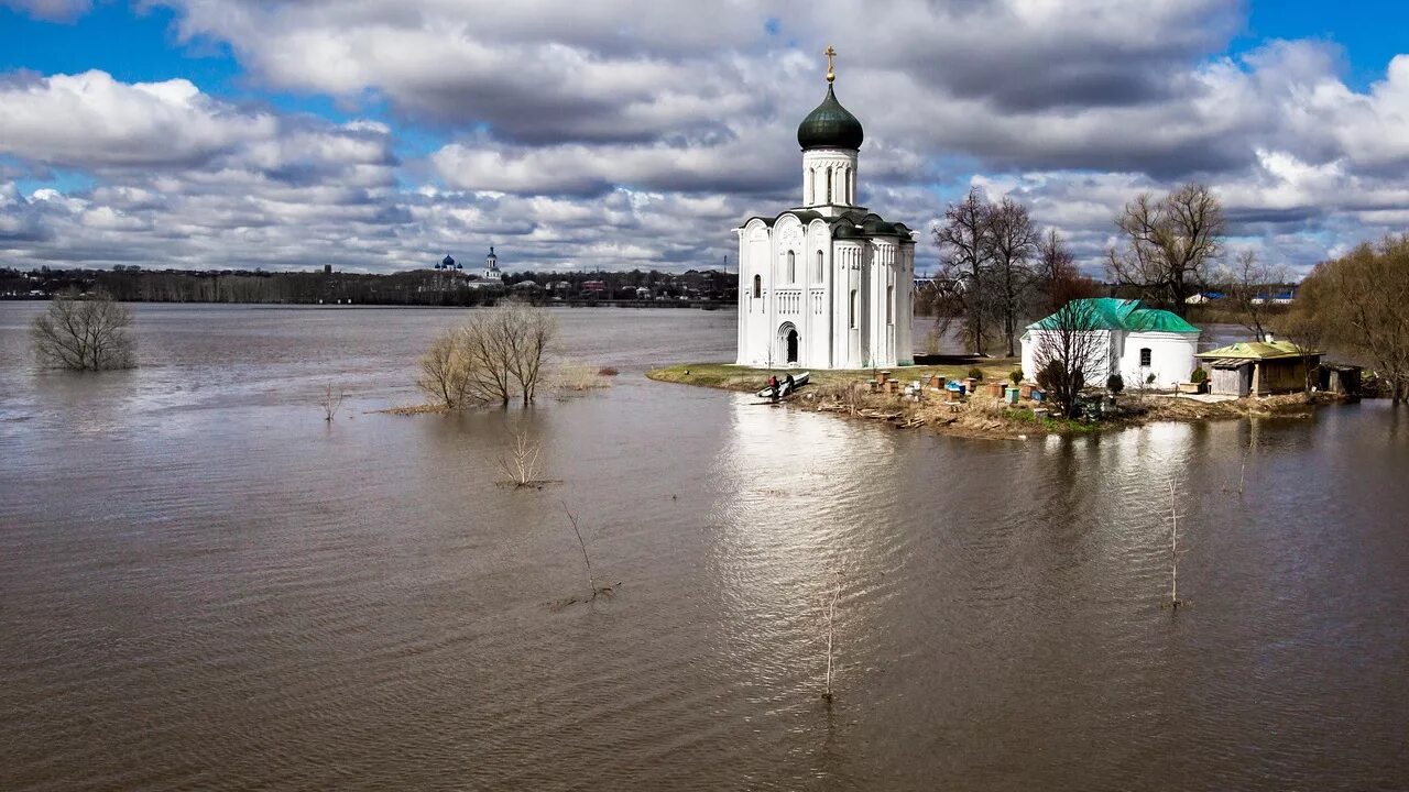 Вода затопила луга. Разлив Нерли в Боголюбово. Покрова на Нерли во Владимире в разлив. Церковь затапливает Покрова на Нерли. Разлив Клязьмы Покрова на Нерли.