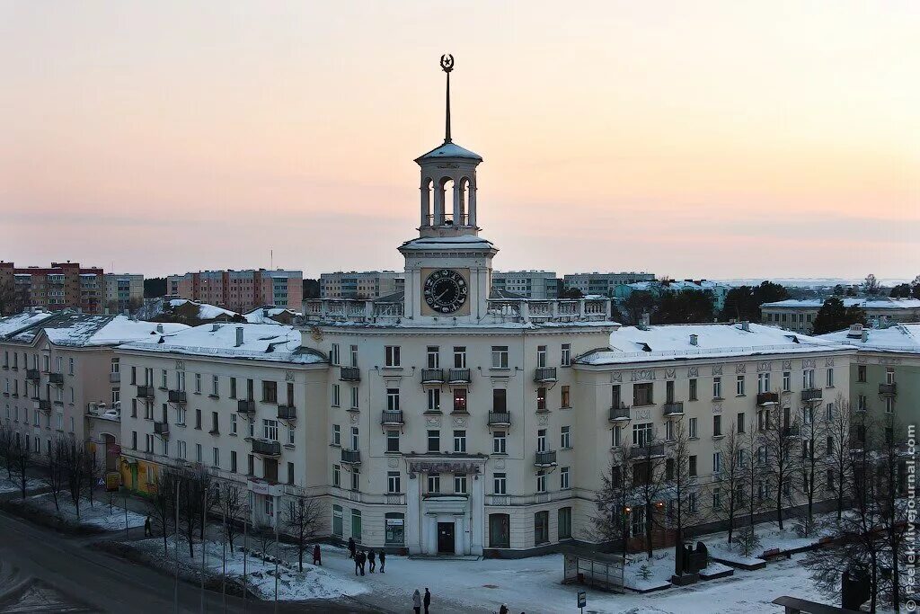 Часы железногорск красноярский. Железногорск красноярский край. железногорск красноярский край башня с часами. башня с часами на площади ленина железногорск. дом с часами железногорск красноярский край.