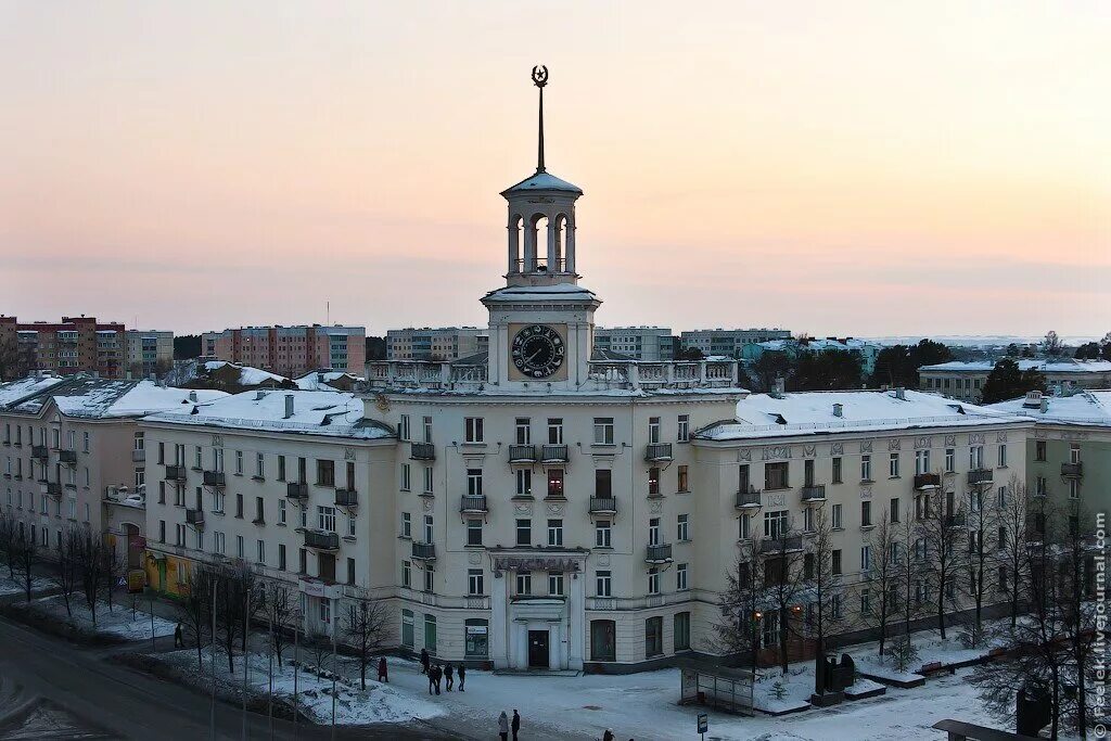 Железногорск Красноярский край башня с часами. Площадь Ленина Железногорск Красноярский. Дом с часами Железногорск Красноярский край. Красноярск город Железногорск.