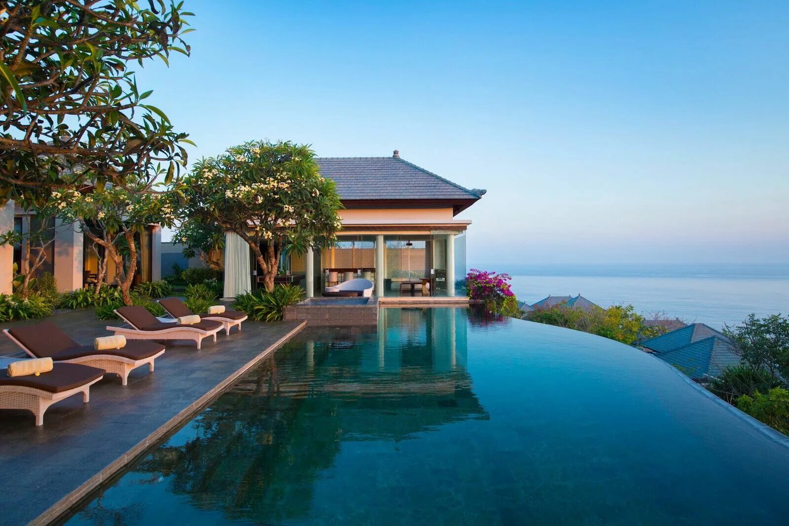 St regis bali. Гостиницы на бали. Бали отель майя убуд. Бали остров отели 5 звёзд. Bali spirit hotel spa.