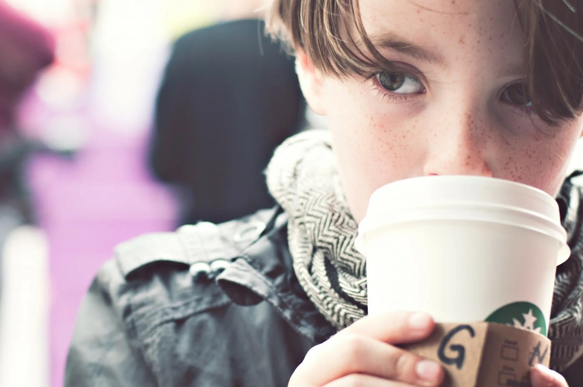 Подростки пьют кофе. Школьник с кофе. Подросток с кофе парень. Кофе для подростков. Подросткам можно кофе