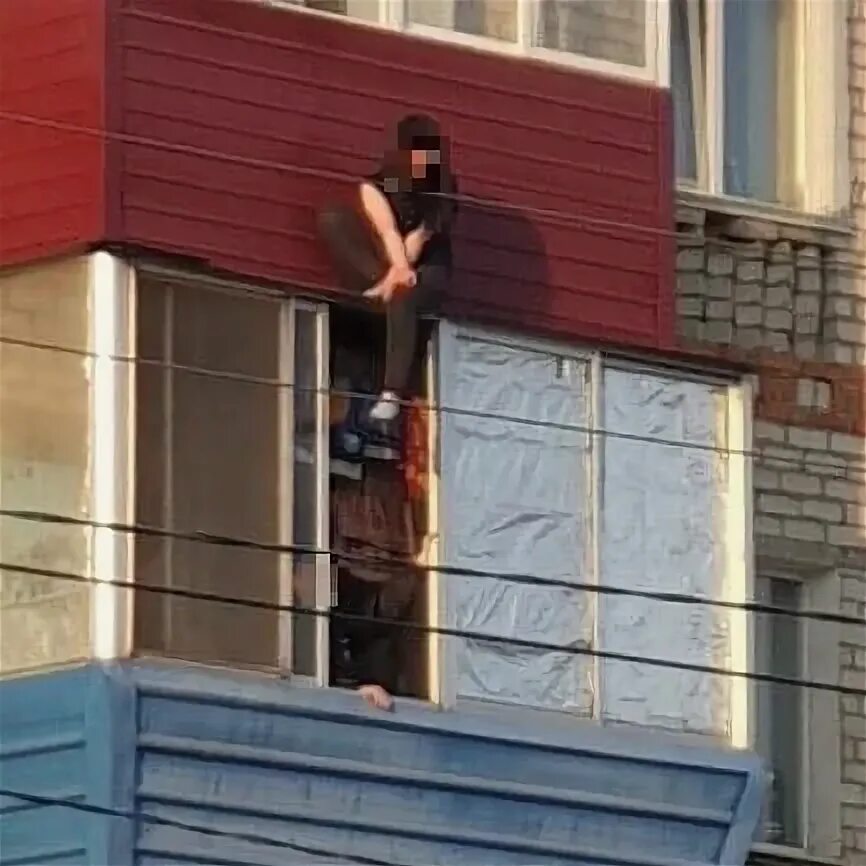 Красивая девушка у окна. Человек на балконе. Девушки вышли на балкон. Девушки вышли на балкон. Из окна.