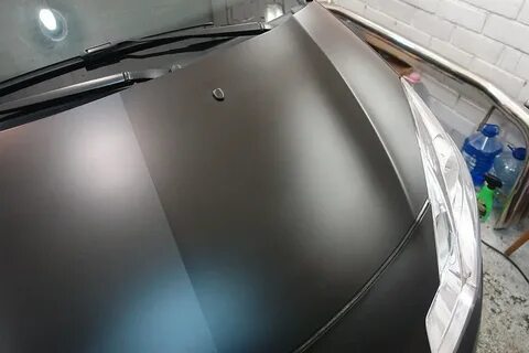 На матовую краску наносят лак
