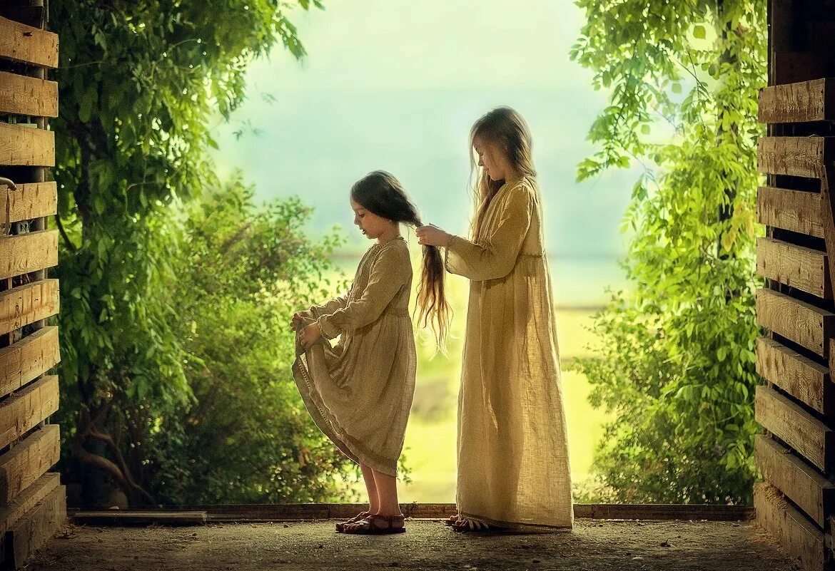 Старшая и младшая сестры родные сестры. Фотосессия сестер. Девочки старшая и младшая сестра. Старшая и младшая сестры родные сестры. Маленькие подружки.