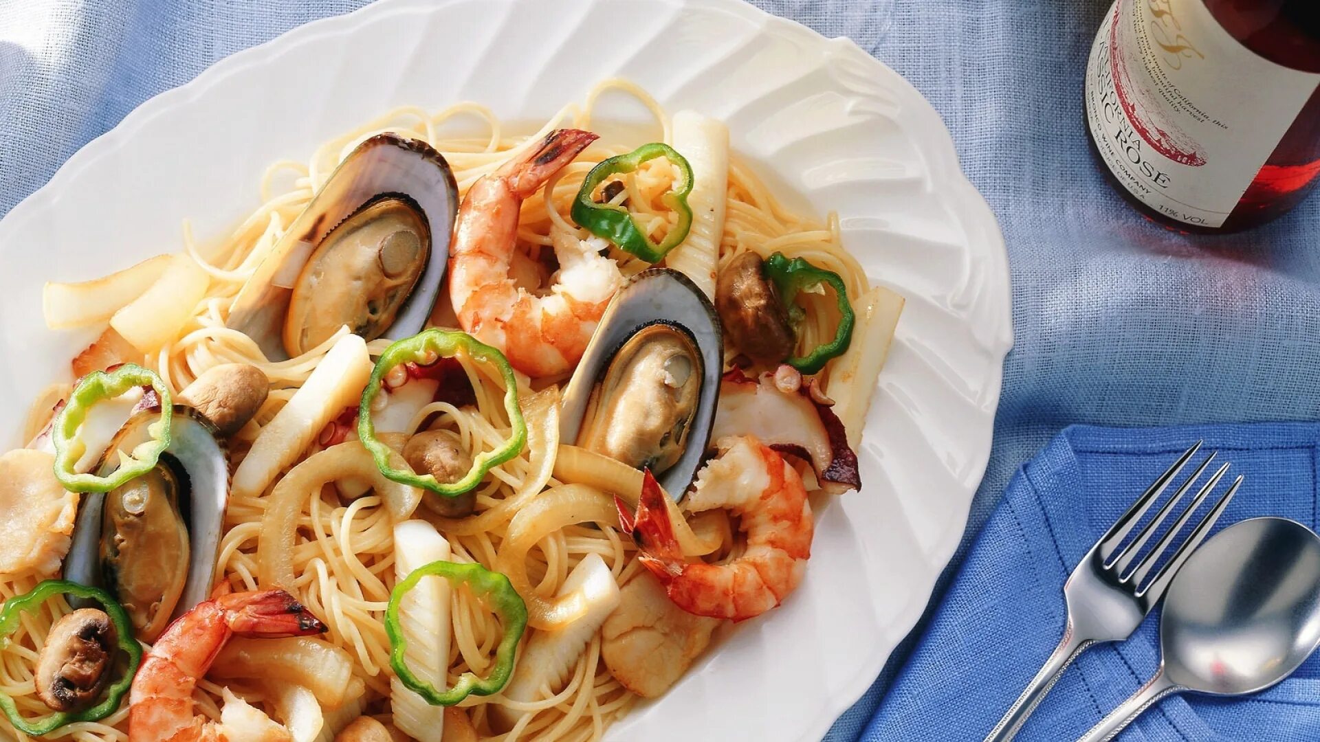 Коктейль на ужин. Паста с морепродуктами. Спагетти с морепродуктами. Итальянская кухня морепродукты. Итальянская паста с морепродуктами.