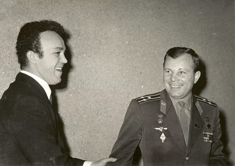 Знаете каким он парнем был кобзон. Кобзон и Гагарин. Кобзон и Гагарин фото. Иосиф Кобзон фото.
