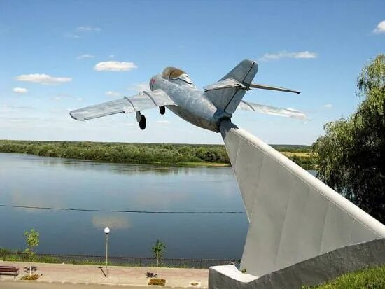самолет штурмовик ил 2 самара памятник. татарстан аэропорт бегишево. набережная волгоград 2022. самолет набережные. камышин музей авиационной техники.