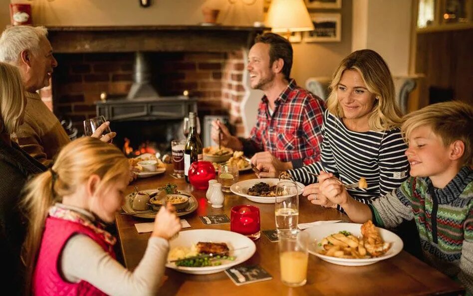 Семья на американском английском. Американская семья. семья в великобритании обычная. ужин с семьей. семья на английском.