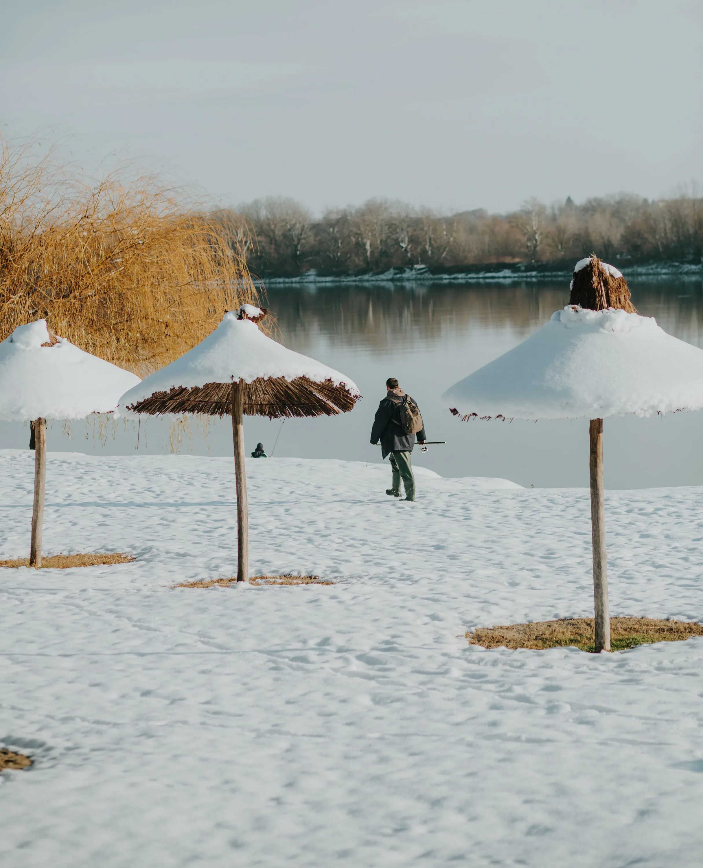 Рыбалка в холодной воде. Снежный пляж. Снег на пляже. Зимняя рыбалка. Рыбалка пейзаж холод.