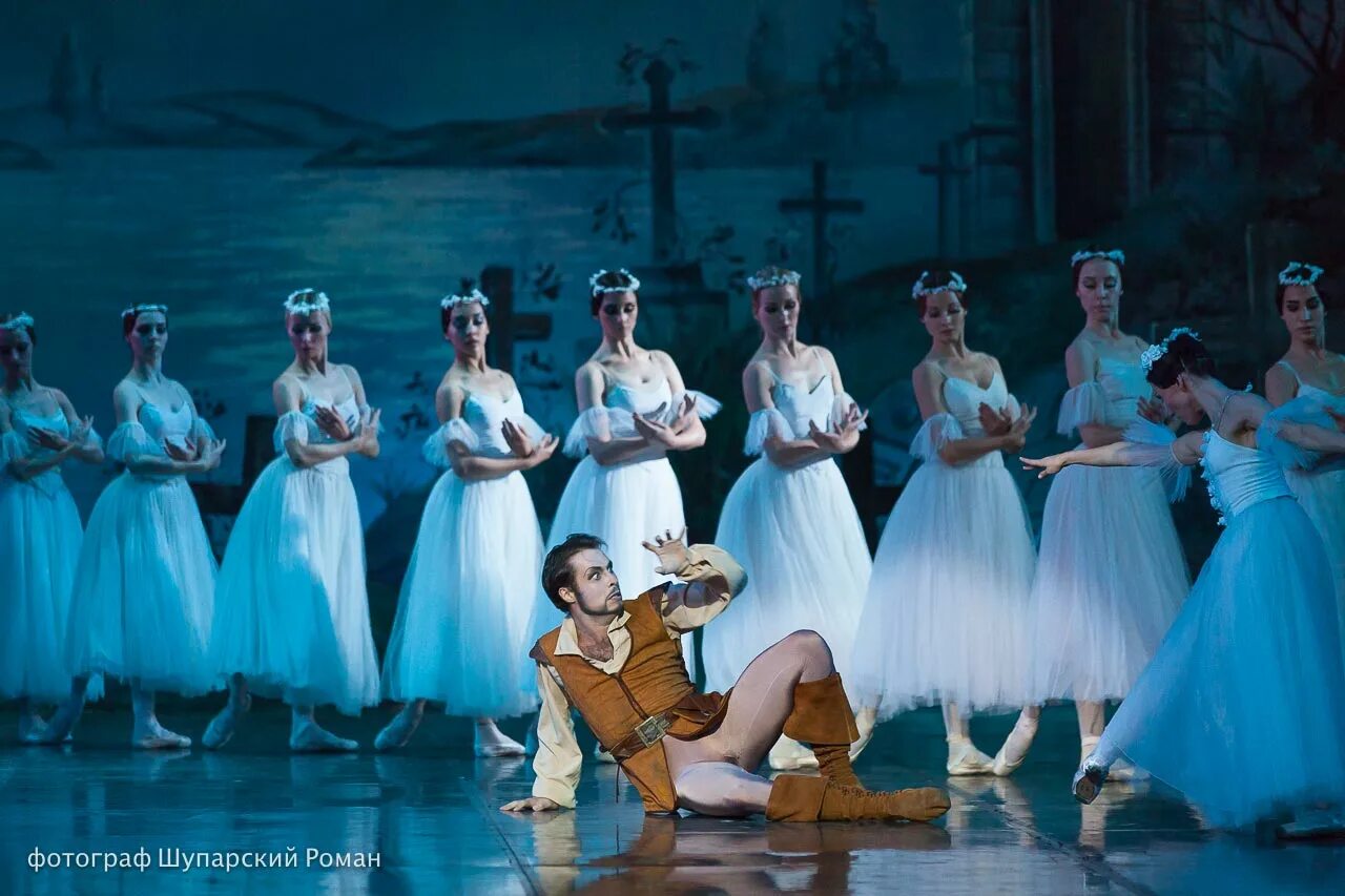 Театр русского балета санкт-петербург. Театр классического балета фойе. Москонцерт холл лебединое озеро. Балет холл аврора. Гармония красноармейская 170.