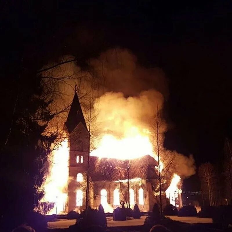 Church fire. Горящая Церковь Мейхем. Пожар в зимнем Дворце 1837. Горящая Церковь Фантофт. Сгоревшая Церковь.