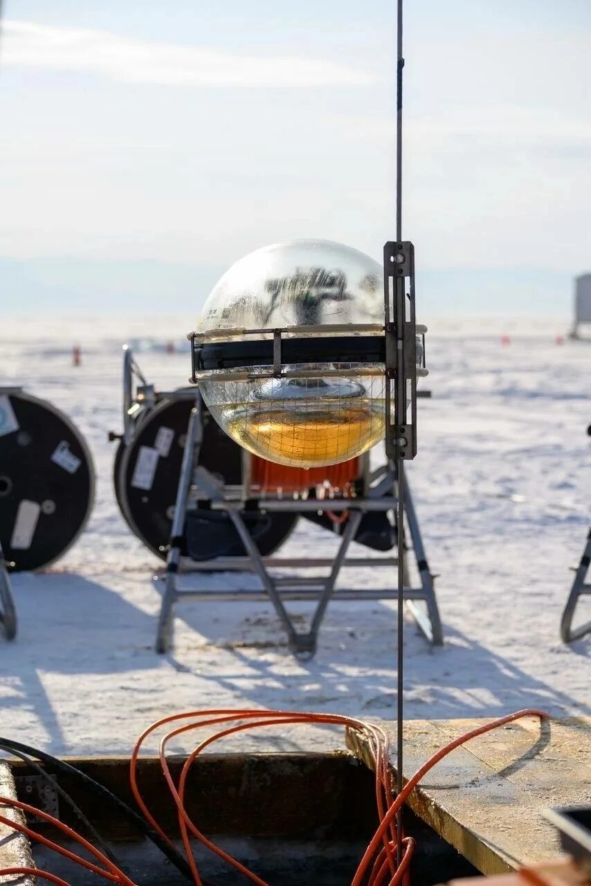 14 ноября 2023 экспедиция. Телескоп на Байкале. Нейтринный телескоп на Южном полюсе. Телескоп Байкал нейтринный точка. Экспедиция.