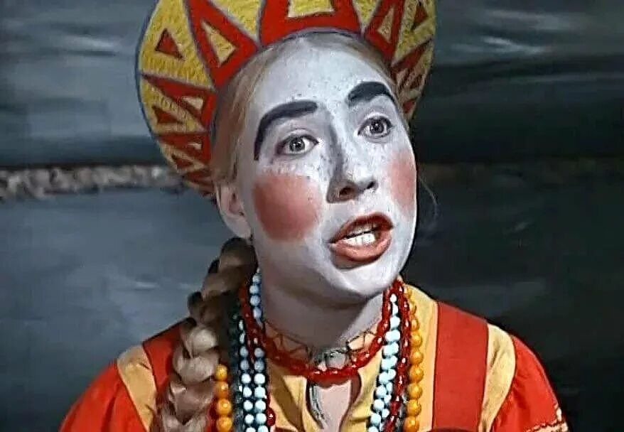 милые девушки с красными щеками. девка с красными щеками. морозко чурикова марфуша. костюм марфушеньки душеньки. девушка с красными щеками.