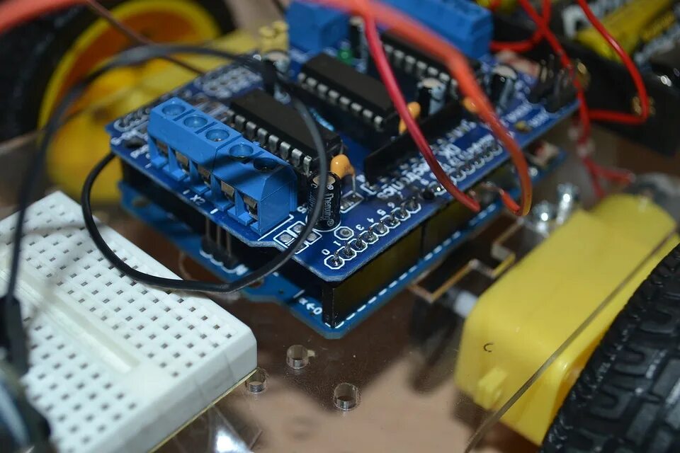 Что можно сделать на ардуино. Контроллер ардуино. мотор arduino. arduino для детей. 1*2 провод ардуино.