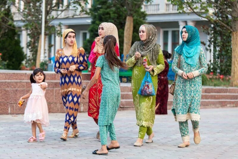 Английский на таджикский с фото. Таджикистан девушки на улице. Таджикистан девушки на улицах городов. Таджички на улицах Душанбе. Улочки Таджикистана.