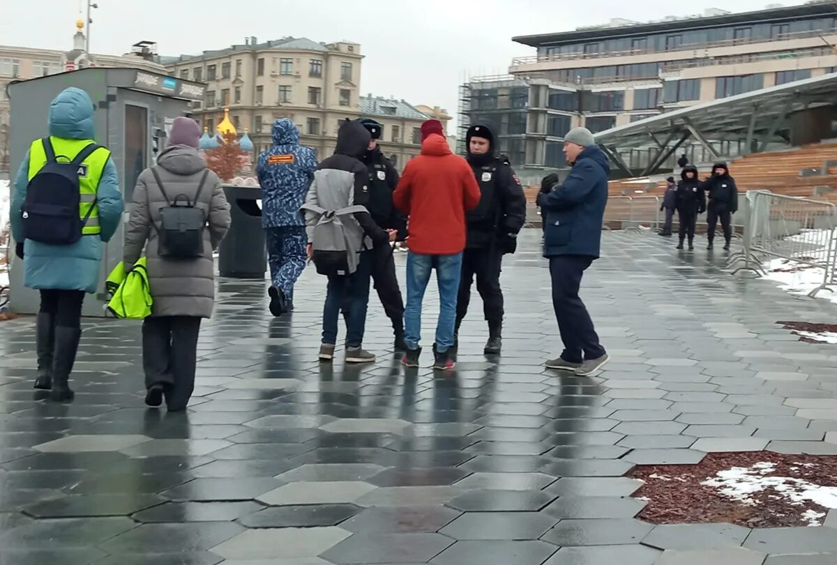 Апрель протестует в Москве. Москва в апреле фото. Москва люди.