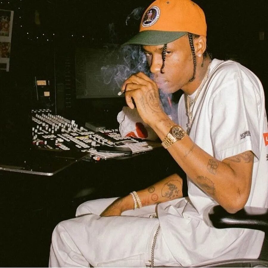 Travis scott interlude. Travis scott. трэвис рэпер. трэвис курит. трэвис скотт курит.