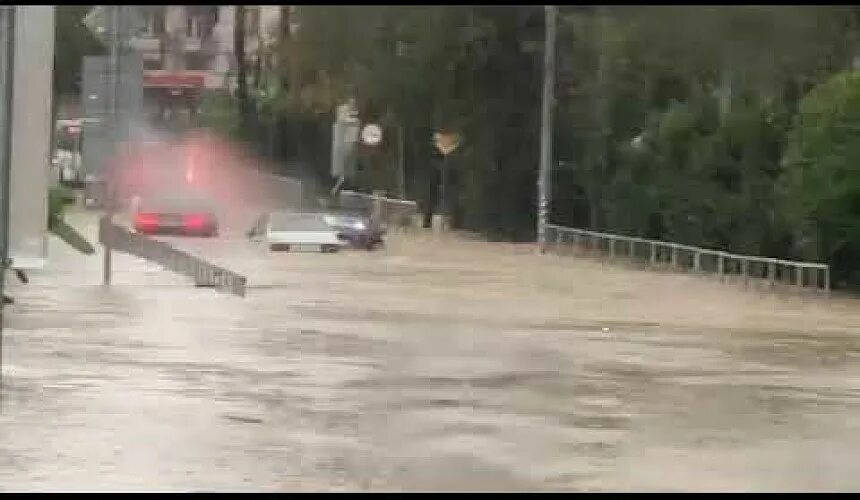 Сочи 25 апреля. Сочи Лазаревское затопило. Вардане потоп. Ливень в Сочи. Наводнение в Абхазии.
