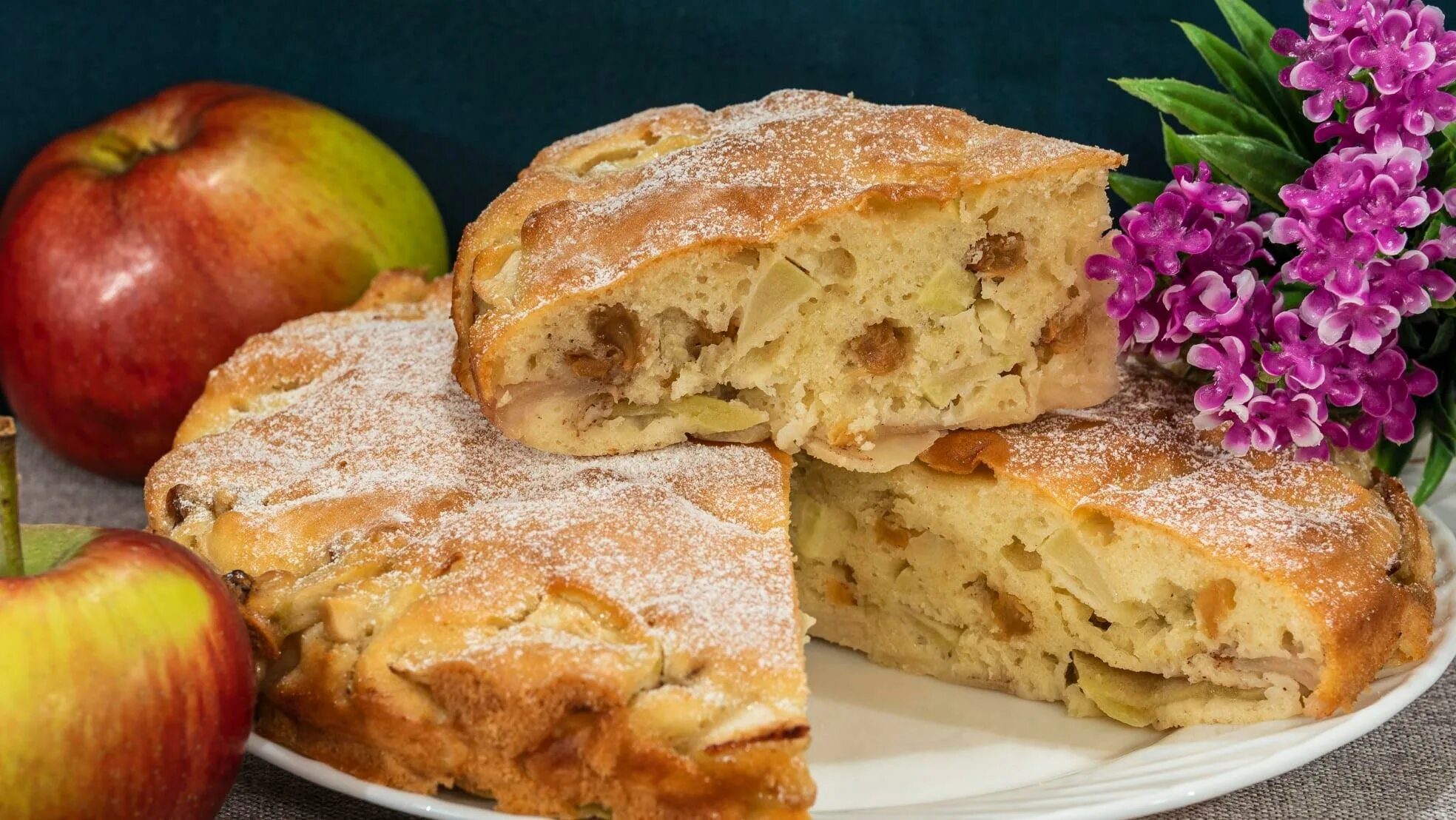 Шарлотка с яблоками простой рецепт в духовке. Шарлотка с яблоками и изюмом. шарлотка с яблоками в духовке. яблочный пирог в духовке. пирожки с яблоками в духовке.