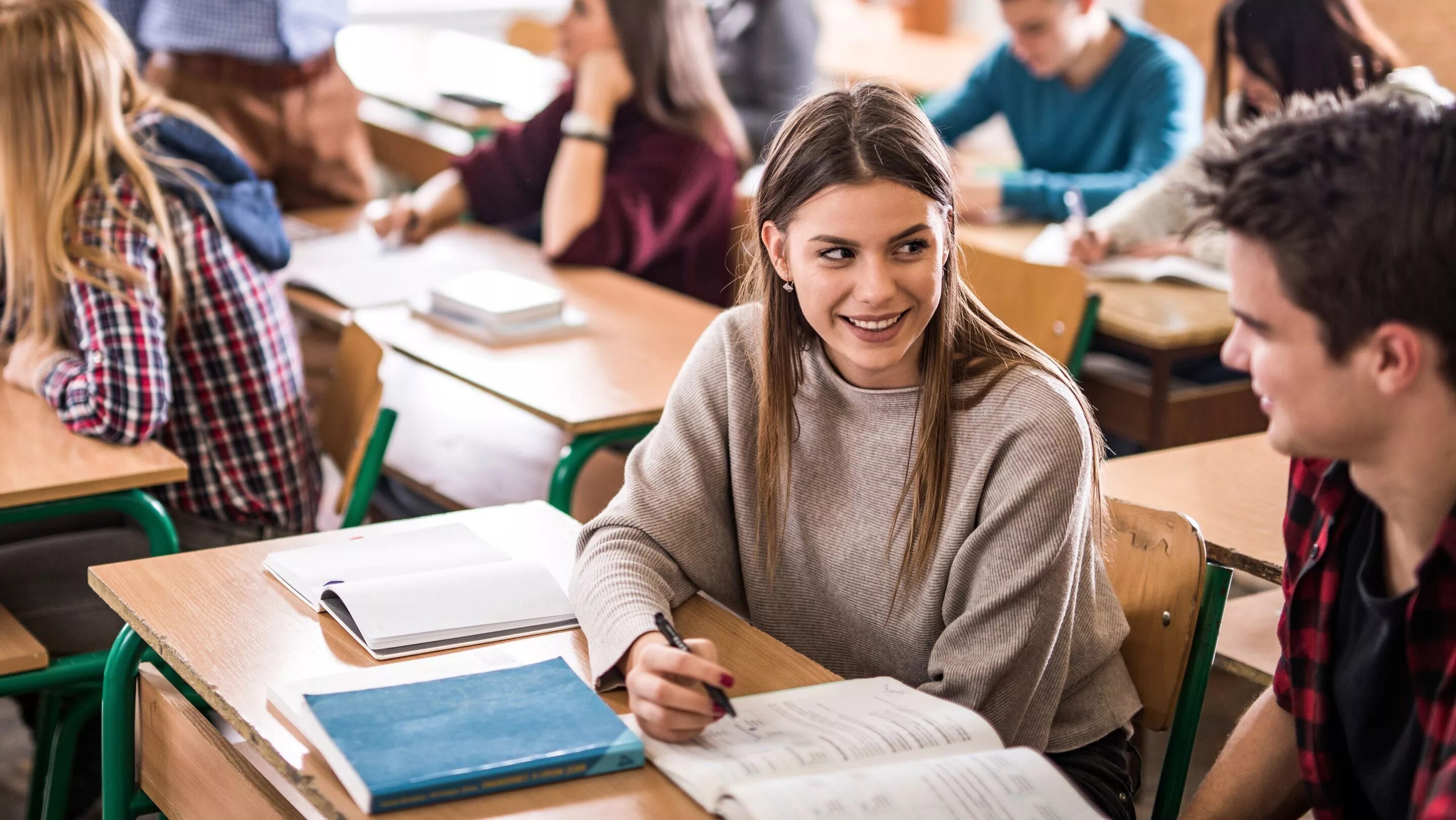 Talk exams. Люди на учебе. Студенты в аудитории. Студентка. Студентка в аудитории.