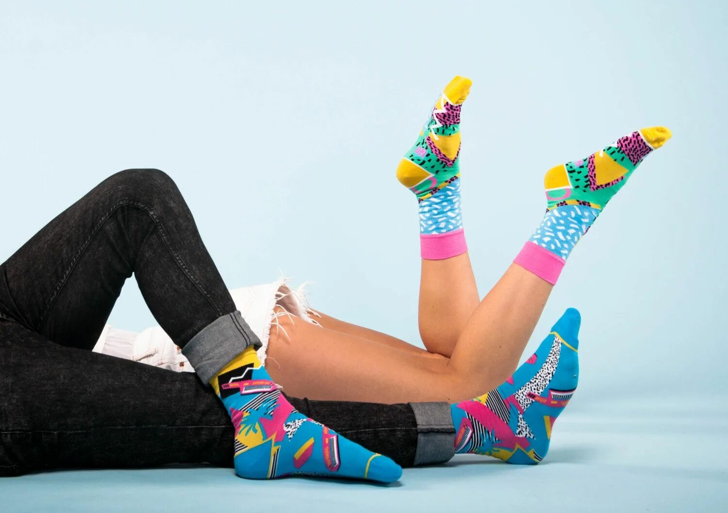Цветные носки. Ноги на носочках. Девушки в цветных носках. Девушки в разноцветных носках. Wearing socks