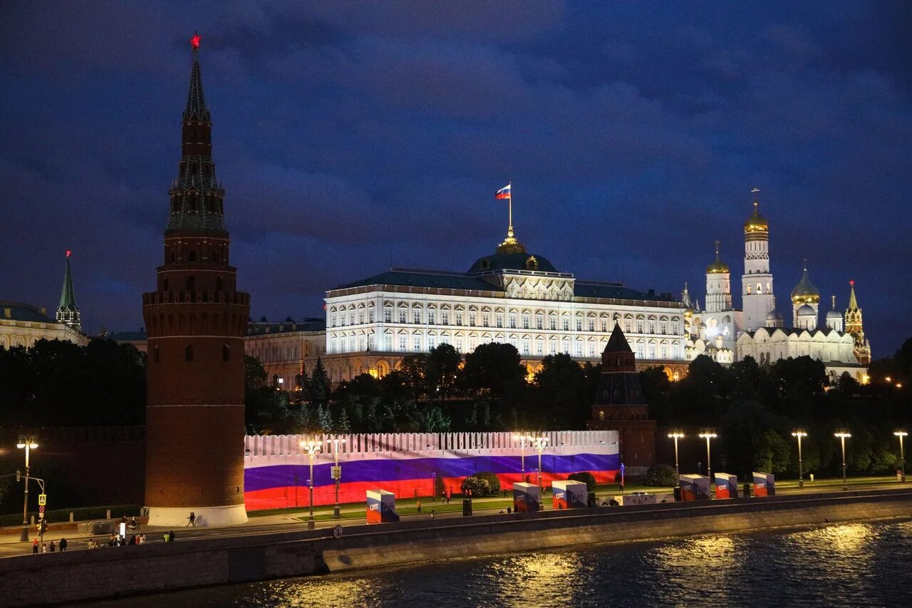 Видео р ф. Флаг россии фон. Рф штандарт кремль. Москва кремль флаг. Видео р ф.