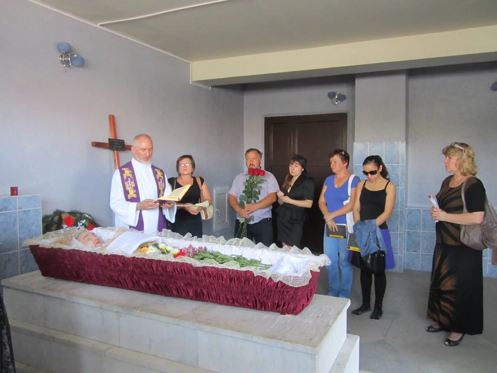 Какое платье одеть покойника женщину. Какое платье одеть покойника женщину. Какое платье одеть покойника женщину. Церковный набор для похорон. Гроб в церкви отпевание.